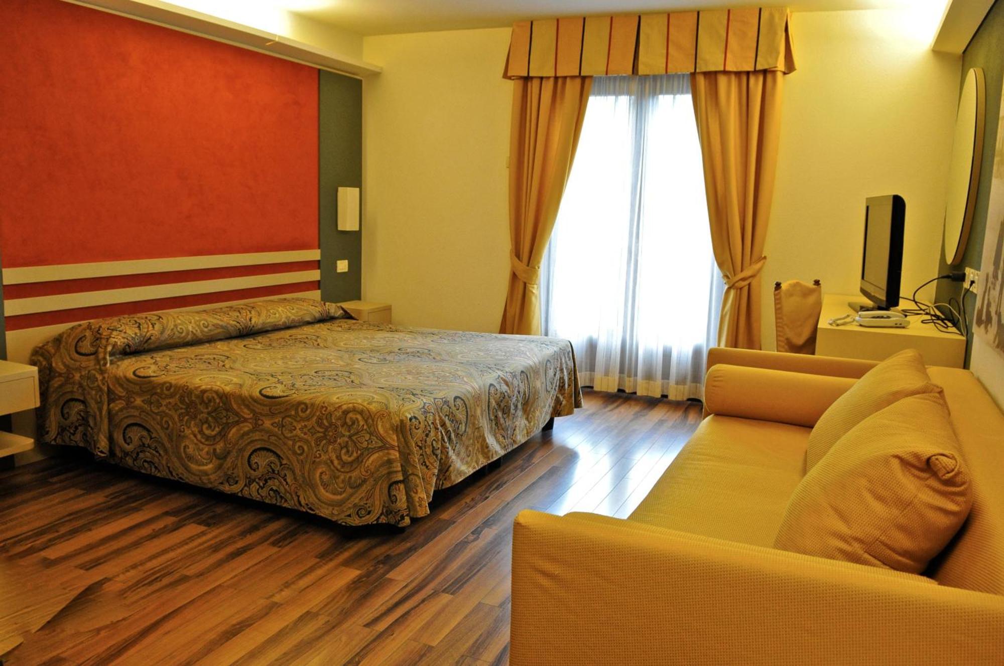 Hotel Clementi 4*